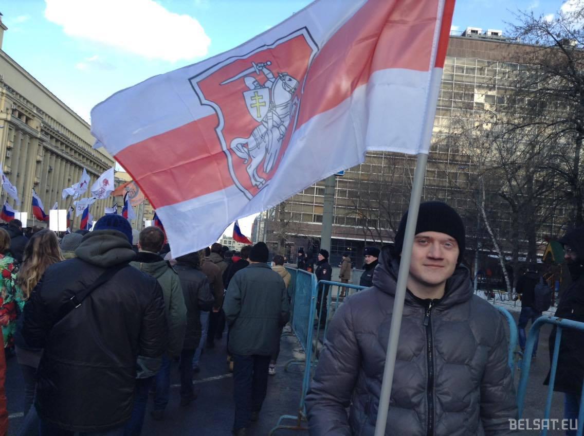 Alaksandr z Białorusi przyszedł na marsz z białoruską flagą narodową