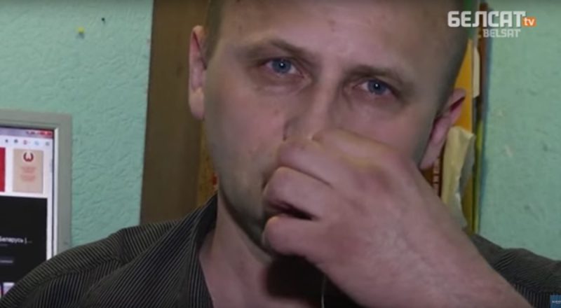 Константин Жуковский зашивает себе рот в знак протеста против огромных штрафов за работу журналистом