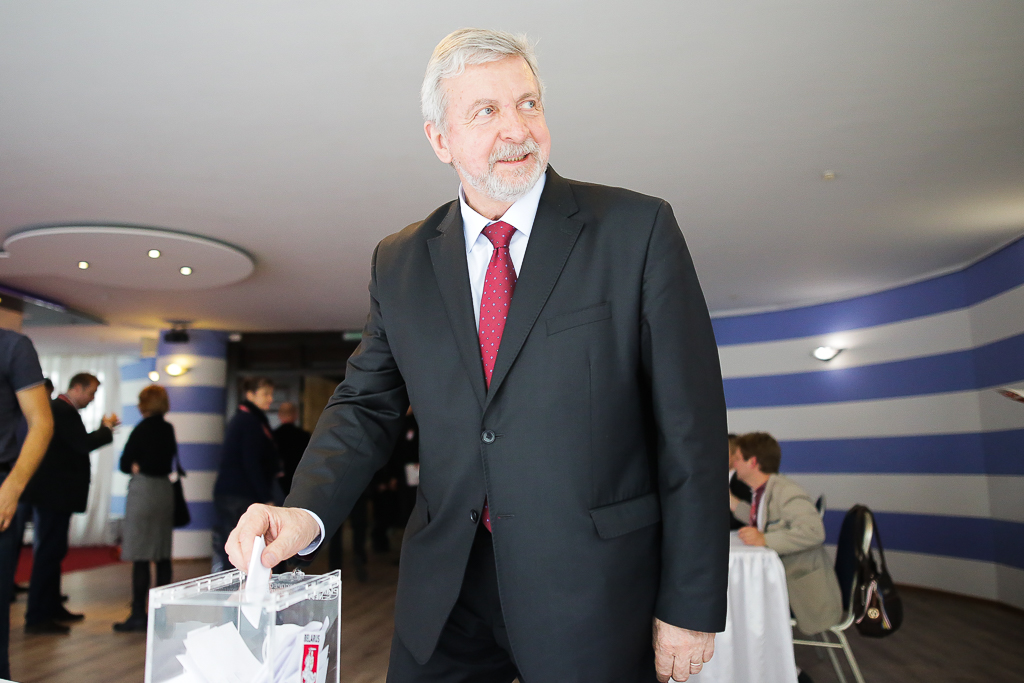 «Я доволен, что выборы прошли справедливо и открыто. И оспаривать нечего», – прокомментировал результаты голосования Александр Милинкевич.